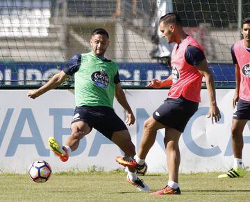 Florin Andone y Lucas Pérez durante el entrenamiento del Deportivo de la Coruña.