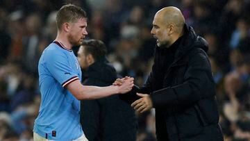 Soccer Football - FA Cup - Quarter-Final - Manchester City v Burnley - Etihad Stadium, Manchester, Britain - March 18, 2023 Manchester City's Kevin De Bruyne shakes hands with manager Pep Guardiola after being substituted Action Images via Reuters/Jason Cairnduff