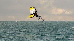 El kitesurfista Lucas Roguet practicando wing foil en una playa. 
