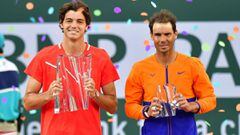 El tenista estadounidense Taylor Fritz y el Rafael Nadal posan con los trofeos de campe&oacute;n y subcampe&oacute;n respectivamente en la ceremonia de entrega de trofeos tras la final del Masters 1.000 de Indian Wells.