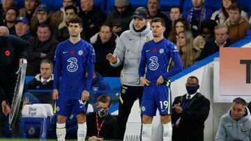 Chelsea&#039;s German head coach Thomas Tuchel (C) instructs Chelsea&#039;s US midfielder Christian Pulisic (L) and Chelsea&#039;s English midfielder Mason Mount during the English Premier League football match between Chelsea and Burnley at Stamford Bridge in London on November 6, 2021. (Photo by Tolga Akmen / AFP) / RESTRICTED TO EDITORIAL USE. No use with unauthorized audio, video, data, fixture lists, club/league logos or &#039;live&#039; services. Online in-match use limited to 120 images. An additional 40 images may be used in extra time. No video emulation. Social media in-match use limited to 120 images. An additional 40 images may be used in extra time. No use in betting publications, games or single club/league/player publications. / 