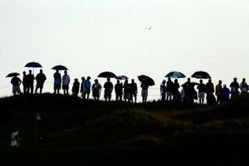 Aficionados al golf disfrutan de la ronda de práctica del torneo PGA Championship en Whistling Straits. 