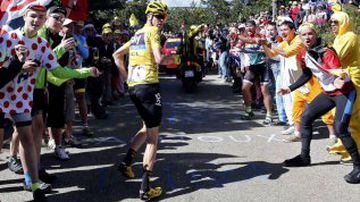 Chris Froome perdió su bicicleta en el Tour de 2016 y tuvo que correr para seguir avanzando.