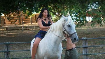 Steisy sorprende en ‘Pesadilla en el Paraíso’ con un beso y montando a caballo sin sujetador