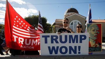 Los partidarios del presidente saliente de los Estados Unidos, Donald Trump, vitorean cuando pasa junto a ellos en West Palm Beach, Florida, Estados Unidos, el 20 de enero de 2021.