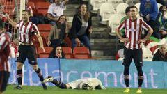 IMPOTENCIA. Gurpegui y Amorebieta, la pareja de centrales habituales, lamentan el gol encajado, mientras que Iraizoz maldice su suerte tendido en el suelo.