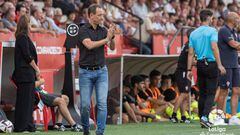 Etxeberria aplaude una acción de sus jugadores durante el partido ante el Sporting.