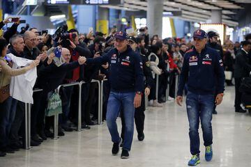 Los campeones de coches del Dakar 2018 llegaron al aeropuerto de Madrid en medio de una gran expectación y de decenas de seguidores que les vitorearon a su llegada.