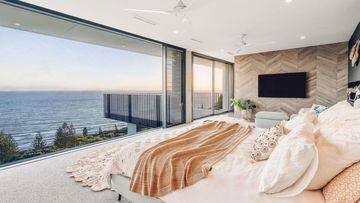 Uno de los dormitorios de la casa ubicada en el n&uacute;mero 40 de Blue Seas Parade, en Lennox Head, Nueva Gales del Sur (Australia). Con vistas al mar. 
