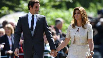 Federer llegando al enlace junto a su mujer Mirka Vavrinec.