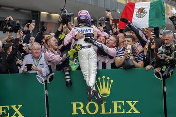 El equipo de Force India festeja con 'Checo' Pérez.