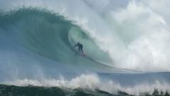 Un surfista dentro de una ola gigante en forma de tubo en Hossegor (Las Landas, Francia), durante el swell enorme que lleg&oacute; a finales de febrero del 2022. 