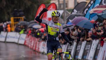 El ciclista Kobe Goossens, del equipo Intermarché-Circus-Wanty celebra su victoria en una de los trofeos de la Challenge de Mallorca.
