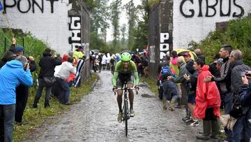 El ciclista neerlandés Lars Boom rueda durante el tramo de pavés de Pont Gibus, cerca de Wallers, en la quinta etapa del Tour de Francia 2014 con final en Arenberg.