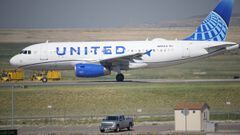 Un avi&oacute;n de pasajeros de United Airlines baja por una pista para despegar del Aeropuerto Internacional de Denver el viernes 2 de julio de 2021 en Denver. 