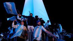 AMDEP6940. BUENOS AIRES (ARGENTINA), 10/07/2021.- Aficionados de Argentina celebran el t&iacute;tulo de campe&oacute;n de la Copa Am&eacute;rica de la selecci&oacute;n de f&uacute;tbol de mayores hoy, en el monumento el Obelisco en Buenos Aires (Argentina). Argentina logr&oacute; este s&aacute;bado cortar la racha de 28 a&ntilde;os sin t&iacute;tulos. Desde el &uacute;ltimo torneo ganado, la Copa Am&eacute;rica de Ecuador 1993, la Albiceleste hab&iacute;a jugado otros 18 campeonatos y siete finales, pero no hab&iacute;a podido gritar campe&oacute;n. EFE/Juan Ignacio Roncoroni