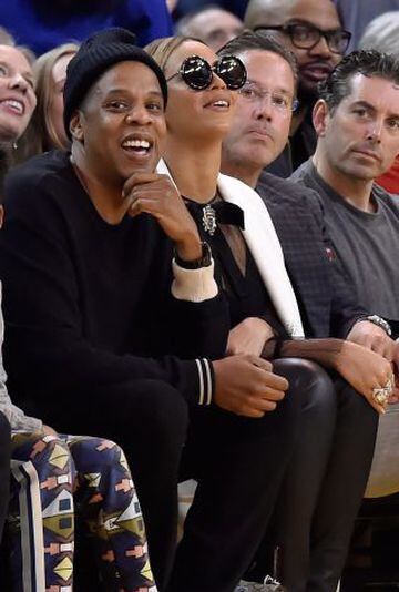 Jay-Z junto a su mujer Beyonce en el Oracle Arena.