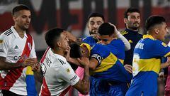 River Plate's forward Matias Suarez (2nd-L) fight with Boca Juniors' midfielder Guillermo Fernandez (C) during their Argentine Professional Football League Tournament 2023 match at El Monumental stadium in Buenos Aires on May 7, 2023. (Photo by Luis ROBAYO / AFP)