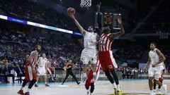 Campazzo supera a Willie Reed.