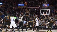 LeBron James y Kawhi Leonard saltan por un bal&oacute;n durante el Cavs-Spurs.