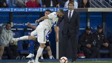 Julen Lopetegui looks on as Karim Benzema eyes the ball against Alav&eacute;s. 