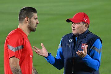 El seleccionador serbio, Dragan Stojkovic, charla con Aleksandr Mitrovic durante un entrenamiento de Serbia.