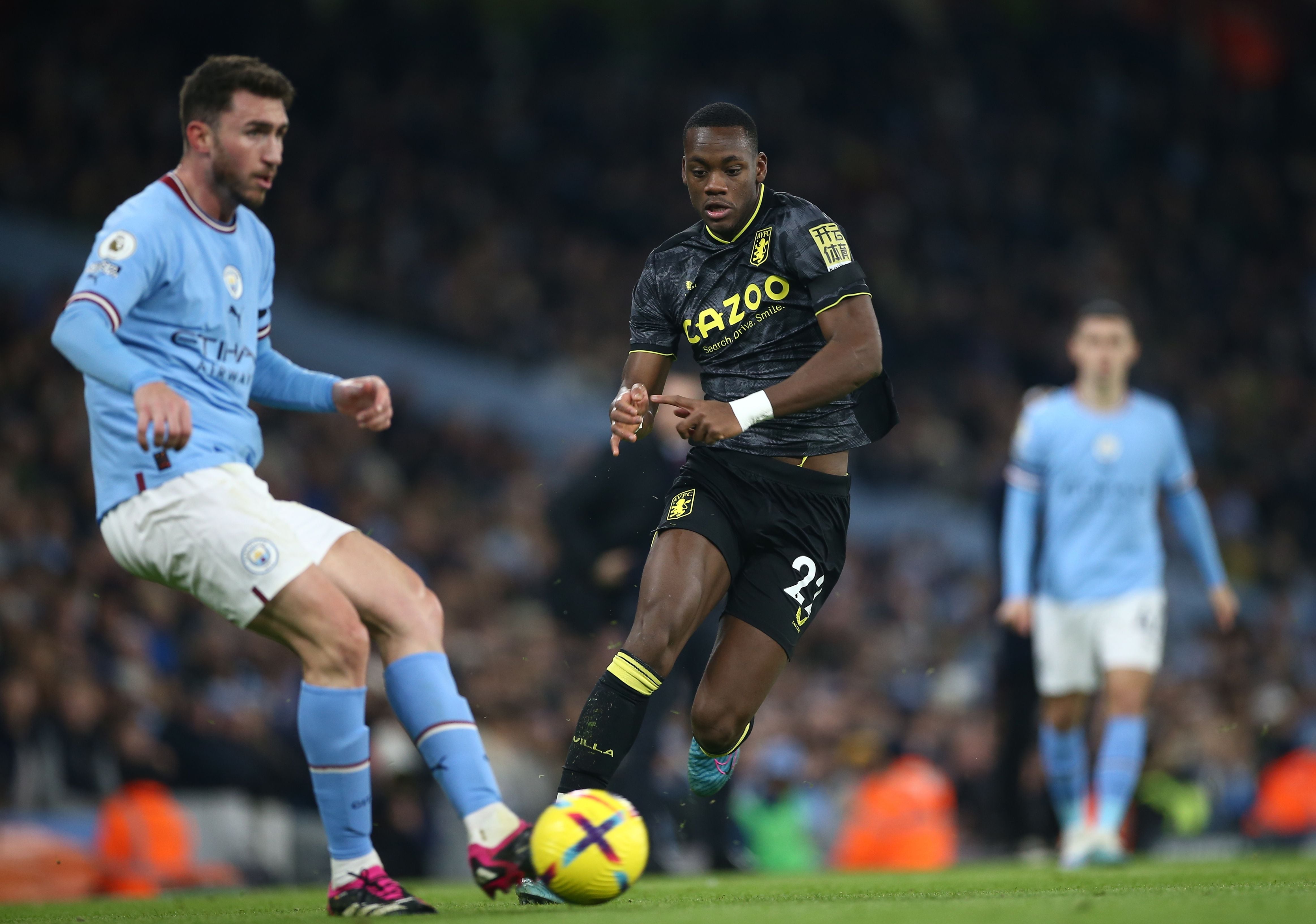 Manchester (United Kingdom), 12/02/2023.- Aston Villa's Jhon Duran (R) in action against Manchester City's Aymeric Laporte (L) during the English Premier League soccer match between Manchester City and Aston Villa in Manchester, Britain, 12 February 2023. (Reino Unido) EFE/EPA/Adam Vaughan EDITORIAL USE ONLY. No use with unauthorized audio, video, data, fixture lists, club/league logos or 'live' services. Online in-match use limited to 120 images, no video emulation. No use in betting, games or single club/league/player publications
