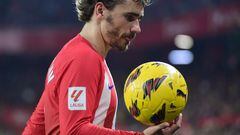 Atletico Madrid's French forward #07 Antoine Griezmann takes the ball during the Spanish league football match between Sevilla FC and Club Atletico de Madrid at the Ramon Sanchez Pizjuan stadium in Seville on February 11, 2024. (Photo by CRISTINA QUICLER / AFP)
