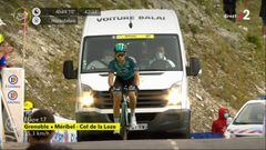 Jens Debusschere llega fuera de control a la meta del Col de la Loze tras ayudar a Bryan Coquard a llegar a tiempo para seguir en el Tour de Francia.