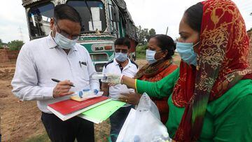 Fatehpur (India), 23/08/2020.- Indian District TB Officer and Block Medical Officer provide hands on training to Community health volunteers for screening high risk populations for TB at Jakhada village, about 98 km from Dharmsala in western Himalayan reg