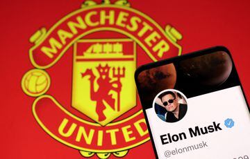 Elon Musk's twitter account and Manchester United logo 
