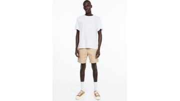 Pantalón corto chino de color beige para hombre en las rebajas de H&M 2023