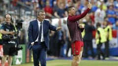 Cristiano Ronaldo da instrucciones a la vez que Fernando Santos durante el Francia-Portugal de la Eurocopa de 2016.