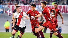 BUENOS AIRES, ARGENTINA - AUGUST 21: Agustin Palavecino of River Plate fights for the ball with Nicolas Linares of Central Cordoba during a Liga Profesional 2022 match between River Plate and Central Cordoba at Estadio Mas Monumental Antonio Vespucio Liberti on August 21, 2022 in Buenos Aires, Argentina. (Photo by Marcelo Endelli/Getty Images)