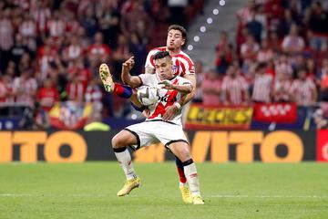 Falcao in one of the many duels against Giménez. 