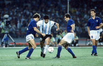 A partir del Mundial de Italia 1990, la selección italiana no volvió a conocer la victoria frente a la albiceleste. En esa ocasión, la gran Italia de Franco Baresi sucumbió ante la Argentina de Maradona en el último gran torneo del ‘10’. Schillaci y Caniggia fueron los goleadores del partido. En los penales, Roberto Donadoni y Aldo Serena fallaron los suyos para el pase de la albiceleste. Argentina llegó a la final de esa Copa del Mundo, pero terminó cayendo ante Alemania. En la foto, Maradona entre Franco Baresi y Luigi De Agostini.