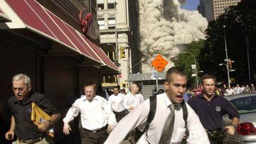 ARCHIVO - En esta foto de archivo del 11 de septiembre de 2001, las personas huyen del colapso de una de las torres gemelas en el World Trade Center de Nueva York.
