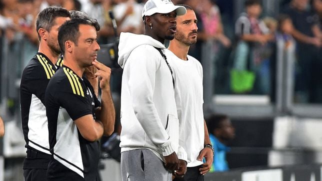 When is Juventus midfielder Paul Pogba expected to return from knee surgery?