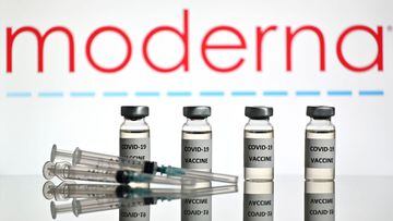 Una imagen ilustrativa muestra viales con adhesivos de la vacuna Covid-19 adheridos y jeringas con el logotipo de la empresa de biotecnolog&iacute;a estadounidense Moderna el 17 de noviembre de 2020.