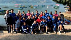 Los jugadores del Cacereño, justo cuando quedaba una semana para recibir al Madrid, posan en Nepal.