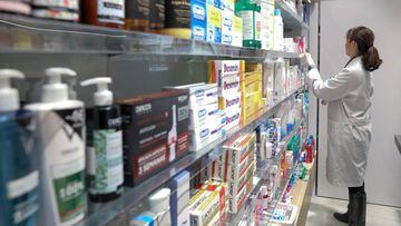 Imagen de un estante de una farmacia con medicamentos.