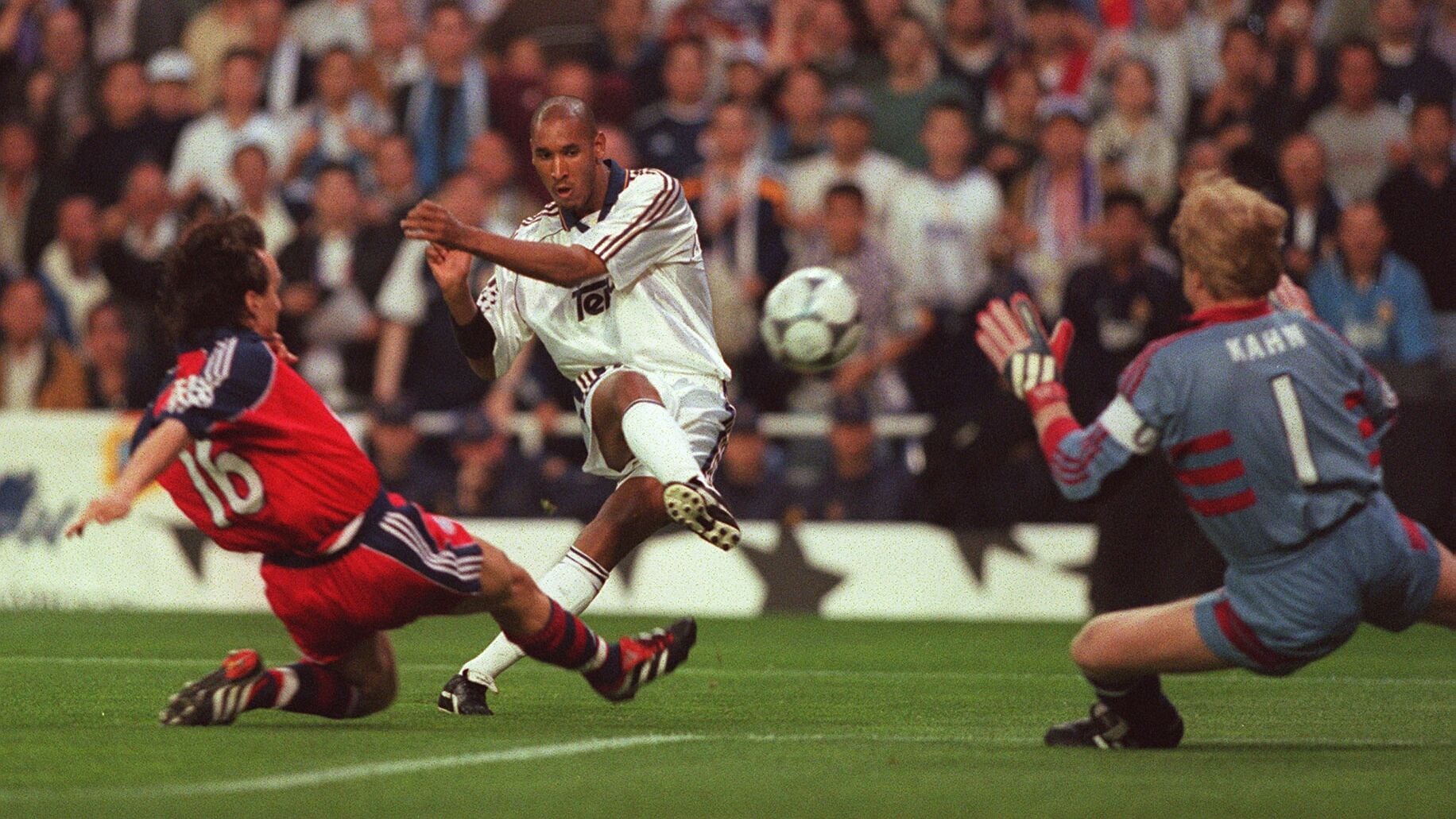 Nicolas Anelka, en la eliminatoria que enfrentó a Real Madrid y Bayern en las semifinales de la Champions de 2000.
