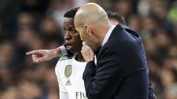 Zidane charla con Vinicius durante un partido del Madrid.