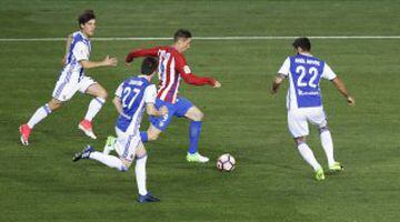 Fernando Torres talkes on Raúl Navas, Igor Zubeldia and Álvaro Odriozola.