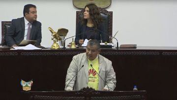 Jorge Miguel García Vázquez, representante del PAN por la la LXIII Legislatura del Estado de Hidalgo, se presentó este jueves con la camiseta de Las Águilas tras el triunfo ante Chivas.