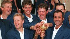 El golfista español Severiano Ballesteros posa con la copa de campeón de la Ryder Cup de 1997.