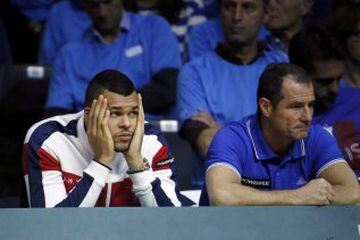 France's Jo-Wilfried Tsonga se lamenta durante la derrota de Richard Gasquet con Roger Federer en la final de Copa Davis.