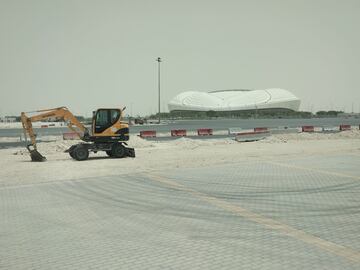 El estadio Al Janoub de fondo, con las máquinas trabajando a su alrededor.