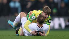 Brandon Williams, jugador del Norwich City, abraza a Christian Eriksen, jugador del Brentford, durante un partido.