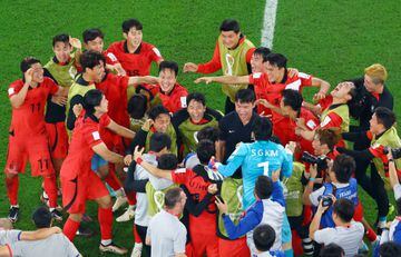 El equipo surcoreano celebra el pase a la siguiente ronda.